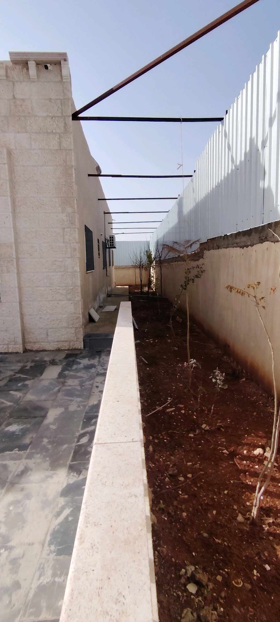 مبنى في الموقر الزميلات  - 100,000 دأ - صورة 1